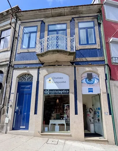 Fachada do Oculista de Campanhã na Rua da Estação, com azulejo azul, montra e porta de entrada à direita